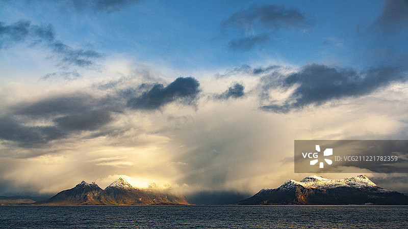 暴风雨中的光线图片素材
