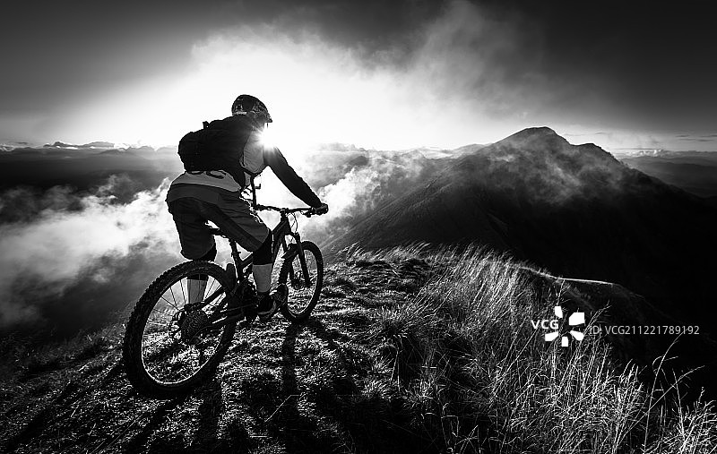 雾中骑行图片素材