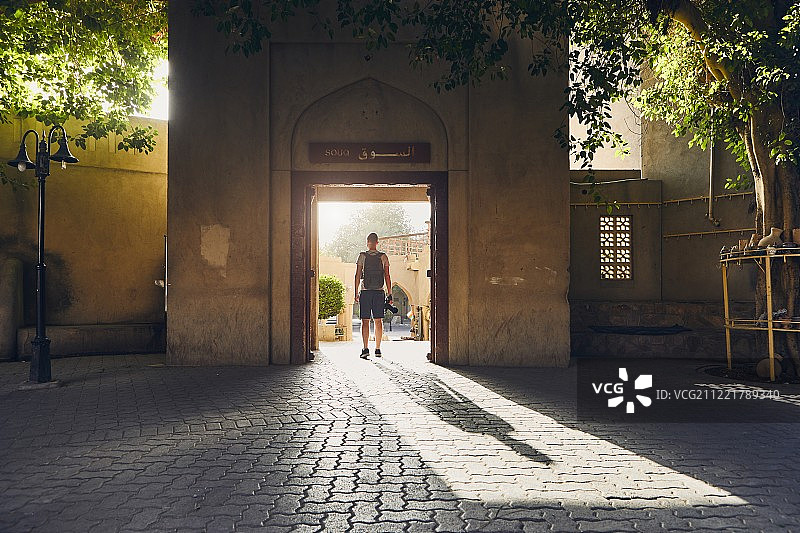 年轻游客的轮廓图片素材