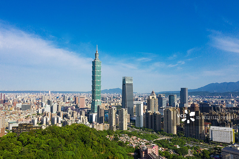 航拍白天的台北天际线图片素材