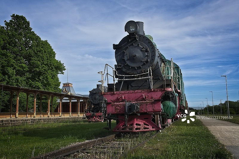 空旷车站上的老式机车图片素材