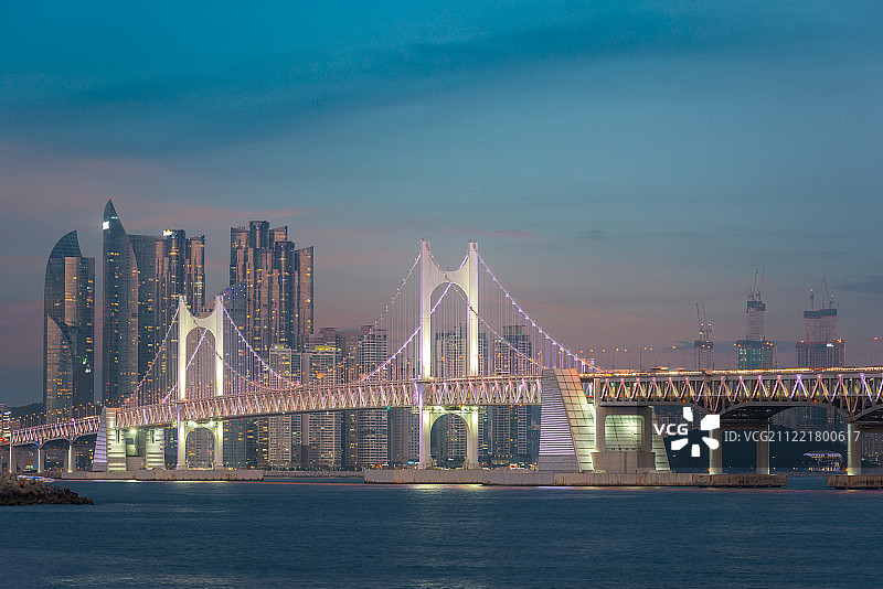 韩国釜山广安大桥与城市背景图片素材