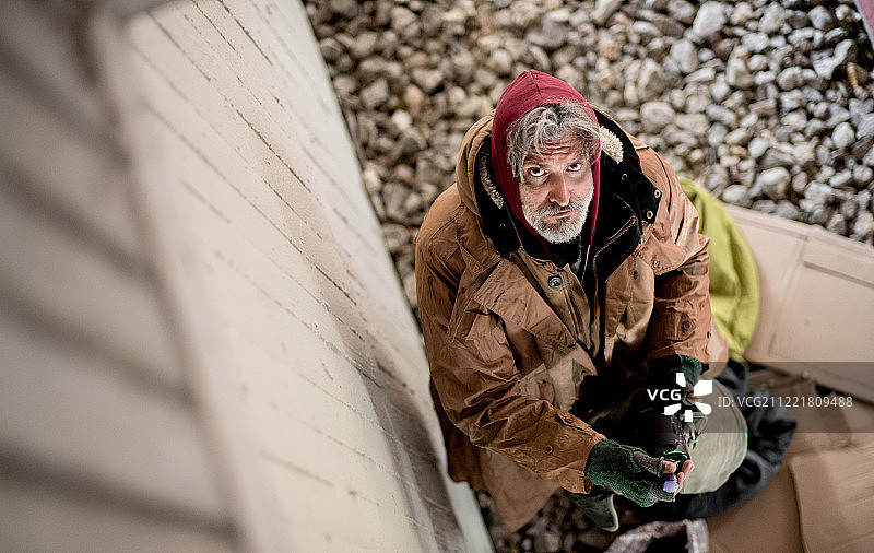 城市中无家可归的乞丐抬头仰望的俯视图图片素材