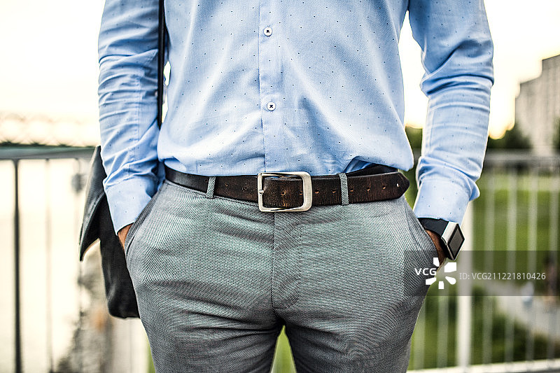 走在桥上手提包的年轻商人图片素材