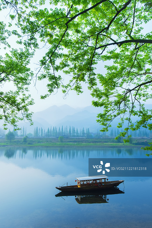 浙江丽水湖面上的一叶扁舟图片素材