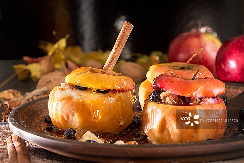 烤苹果，蜂蜜核桃馅图片素材