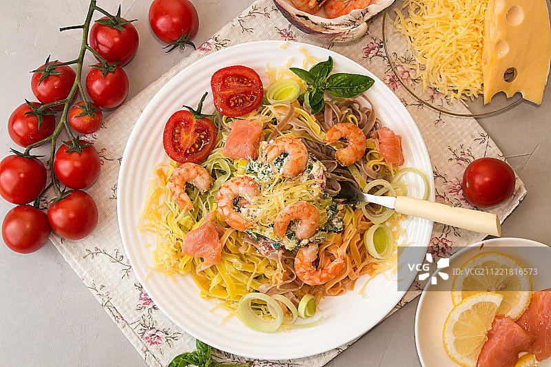 烤虾意式宽面俯视图图片素材