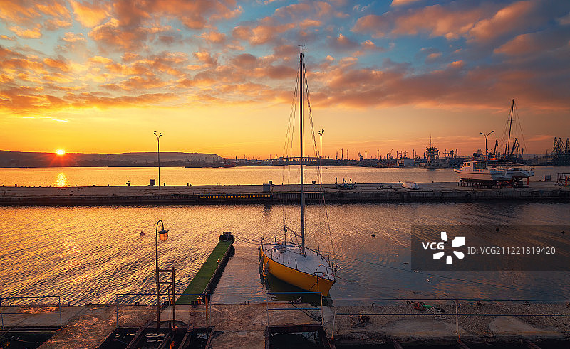 瓦尔纳港和美丽的日落，保加利亚帆船图片素材