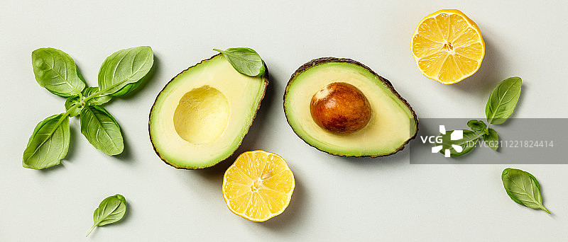 牛油果、柠檬和罗勒图片素材