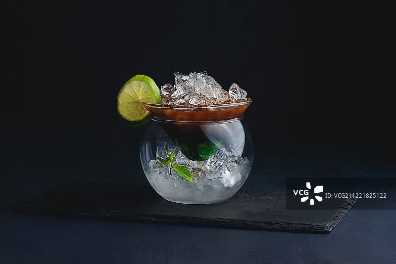 现代玻璃碗中的浓缩咖啡薄荷青柠鸡尾酒图片素材