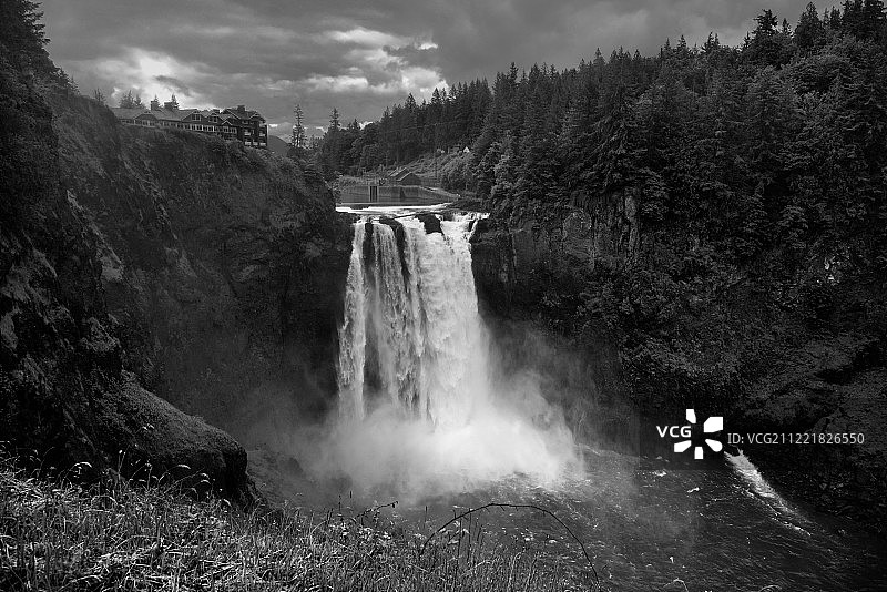 斯诺夸尔米瀑布的草地（黑白照片）图片素材