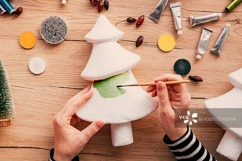 创意DIY手工爱好，制作圣诞树装饰图片素材