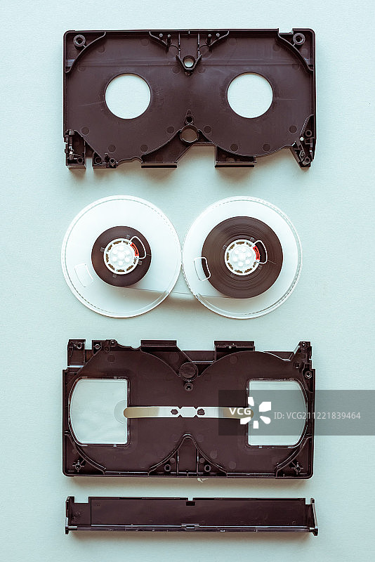 淡蓝色背景上的VHS录像带零件图片素材