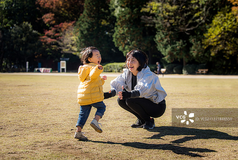 日本家庭在公园里图片素材