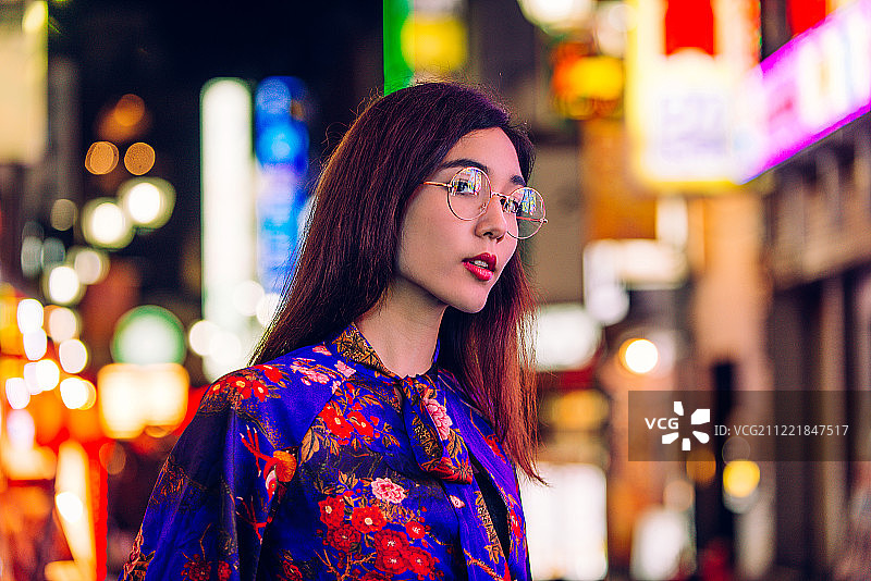 带有LED灯的漂亮亚洲女性肖像图片素材