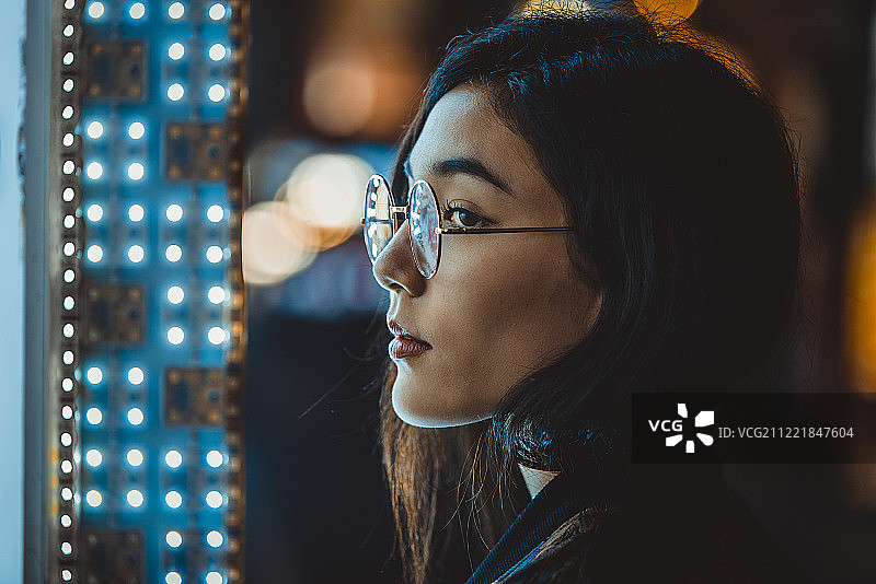 LED灯下的美丽亚洲女性肖像图片素材
