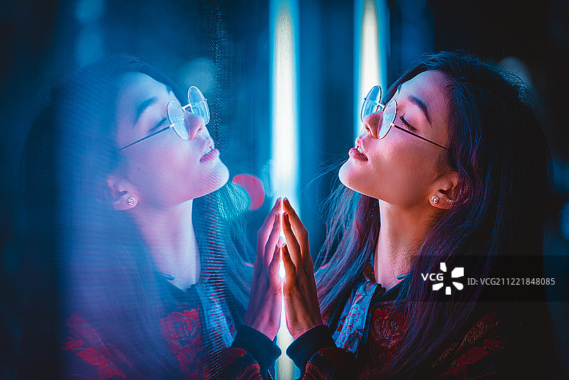 LED灯下的美丽亚洲女性肖像图片素材