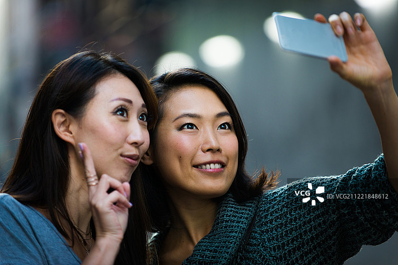 两位女性朋友在东京会面图片素材