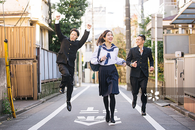 户外聚会的日本学生图片素材