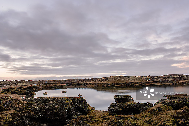 日落时分多云天空下的湖泊图片素材