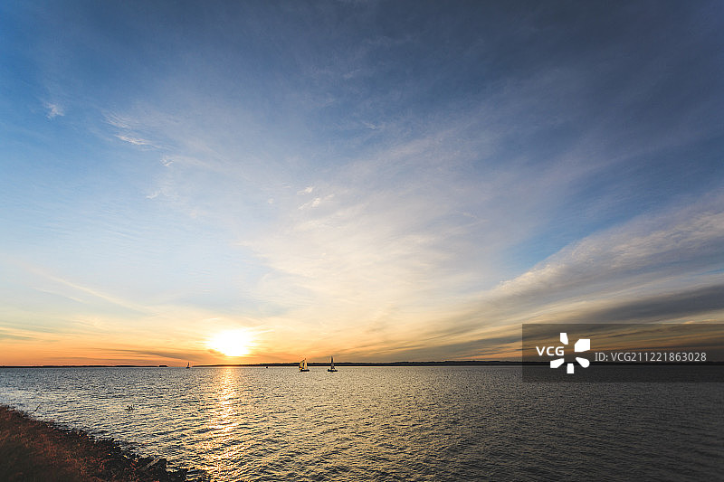 多风的日落图片素材