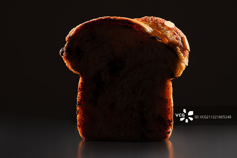 复活节面包与巧克力和杏仁图片素材