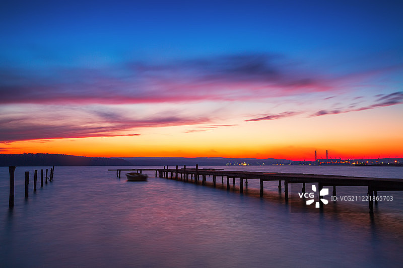 湖边的小码头和小船图片素材