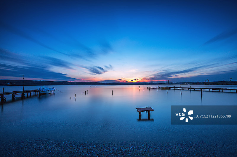 湖边的小码头和小船图片素材