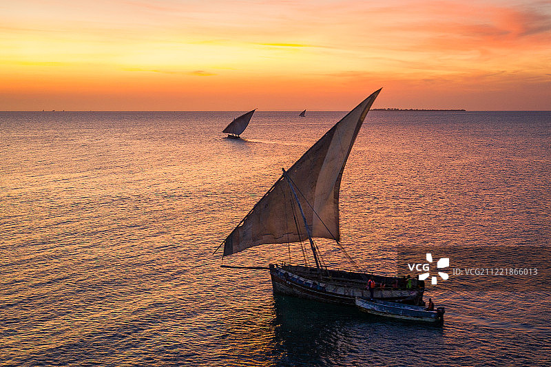 桑给巴尔的日落时分的阿拉伯三角帆船图片素材