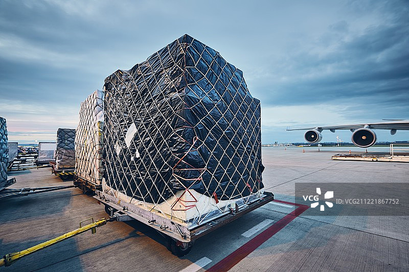 向飞机装载货物图片素材