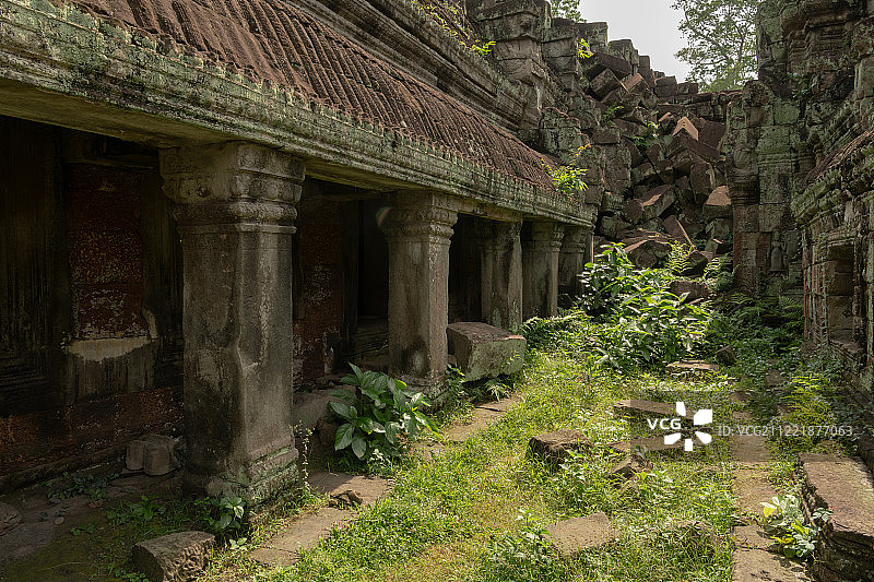通往乱石堆的有顶柱廊图片素材