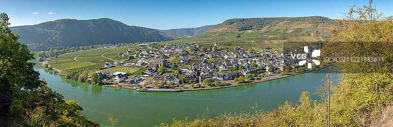 德国埃迪格-埃勒：摩泽尔河畔埃迪格-埃勒村庄全景图片素材
