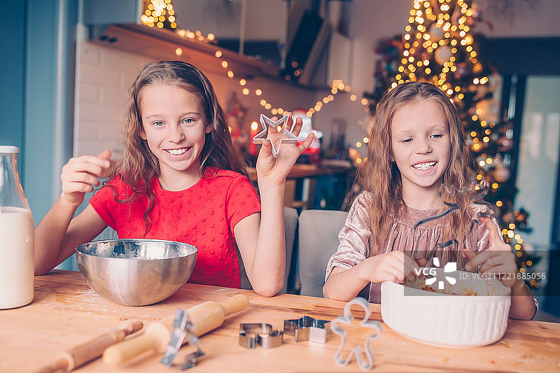 烘烤圣诞姜饼饼干的可爱小女孩图片素材