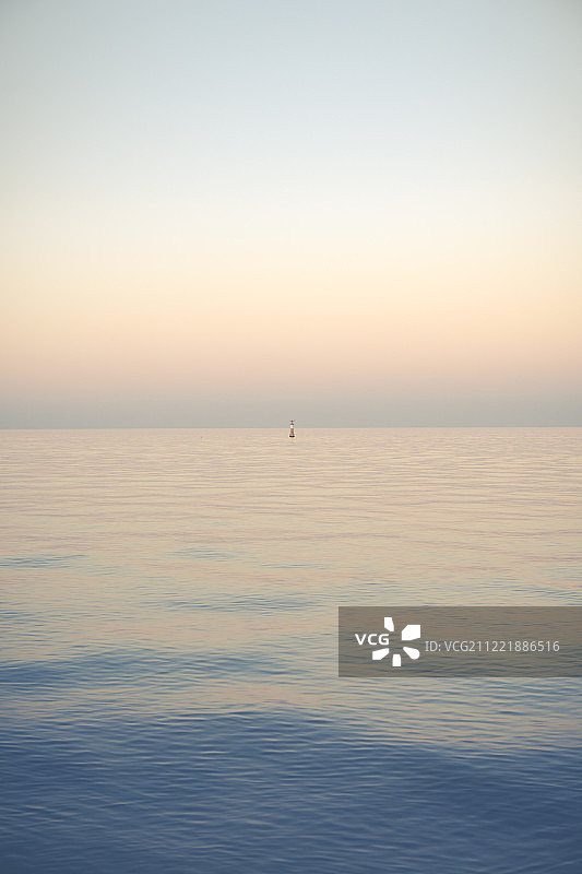 平静海面上的单个浮标图片素材
