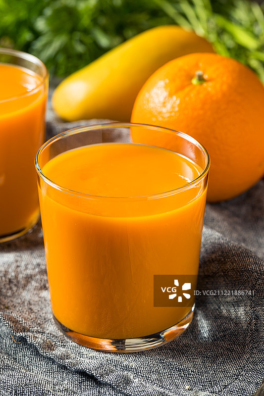 健康有机橙子胡萝卜冰沙饮品图片素材