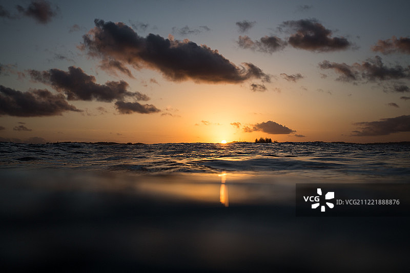 水面日落图片素材