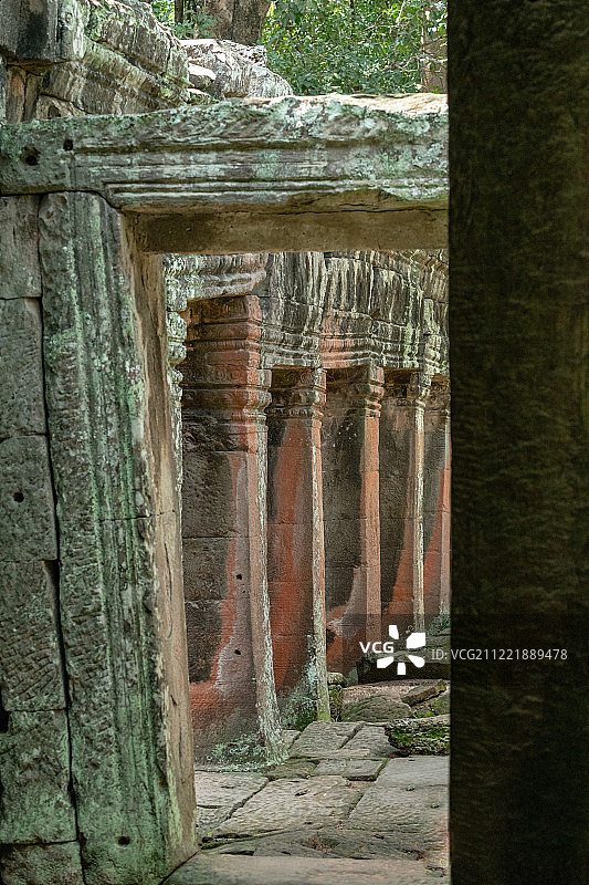 扭曲拱门框住的石庙柱廊图片素材