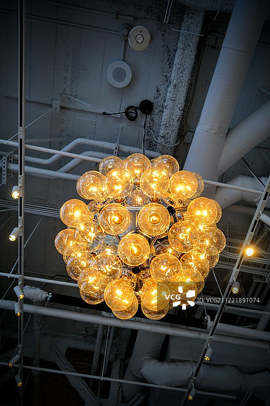 仰视视角下悬挂在天花板上的照明设备图片素材