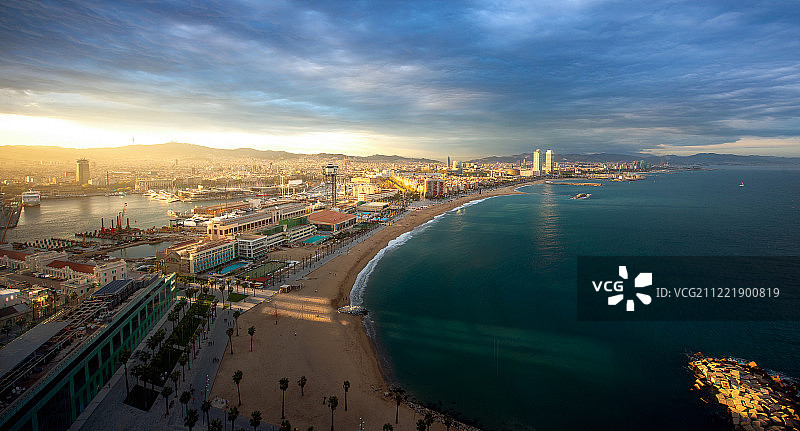 清晨日出下的巴塞罗那海滩图片素材