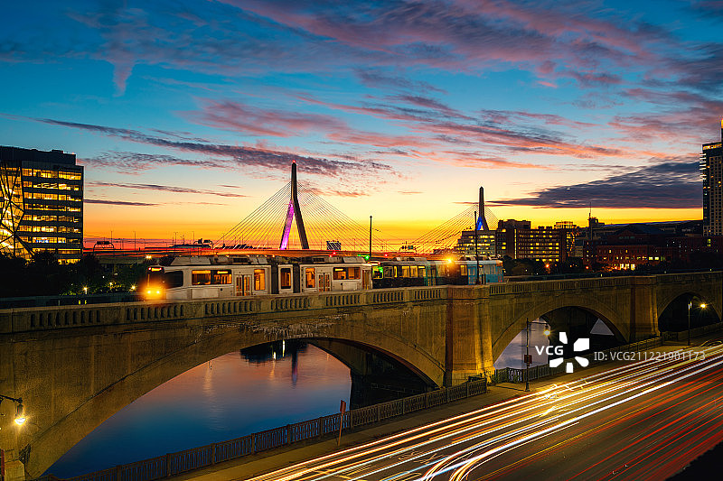 波士顿的火车，背景是桥梁和日出图片素材