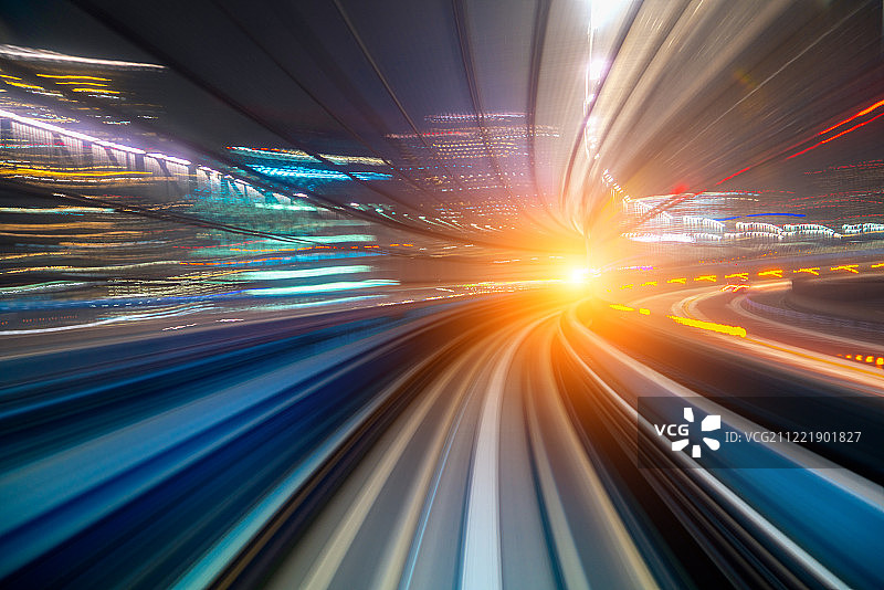 从移动单轨列车内看到的城市和隧道运动模糊图片素材