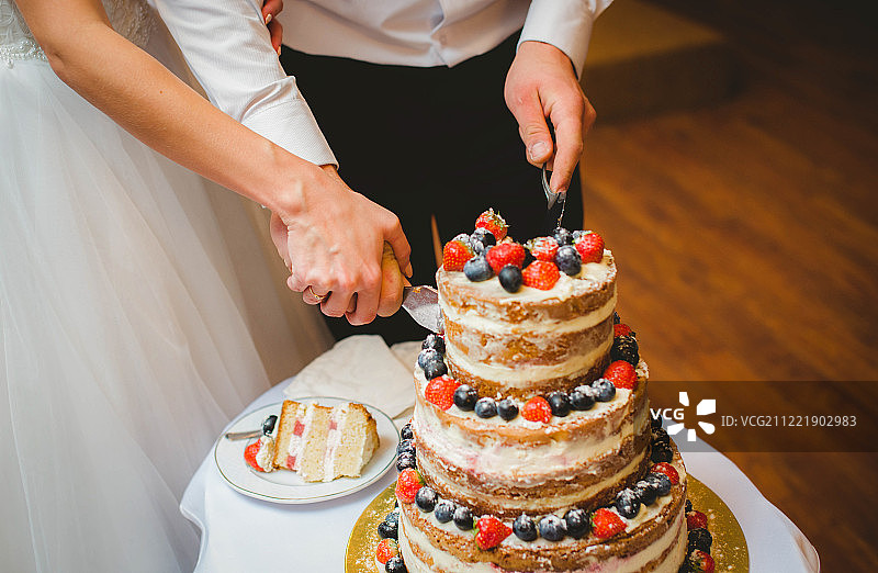 情侣一起切大蛋糕图片素材