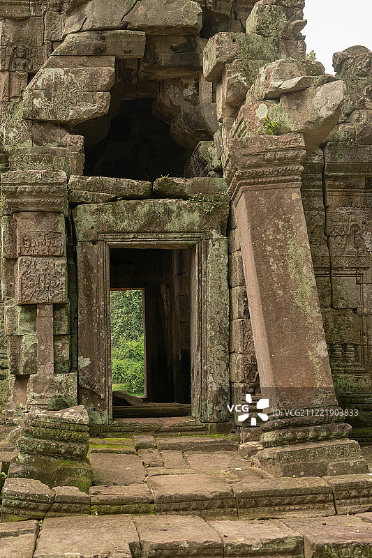 透过寺庙门洞看歪斜柱子图片素材