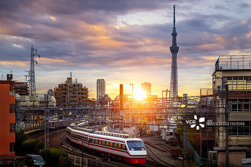 东京城市日落背景下的火车图片素材