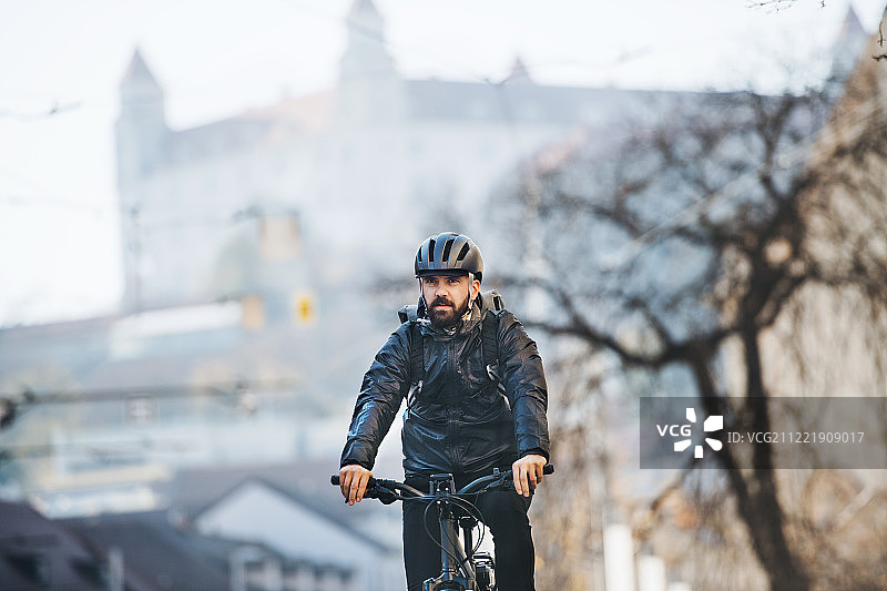 骑自行车的快递员在城市里送包裹，有文案空间图片素材