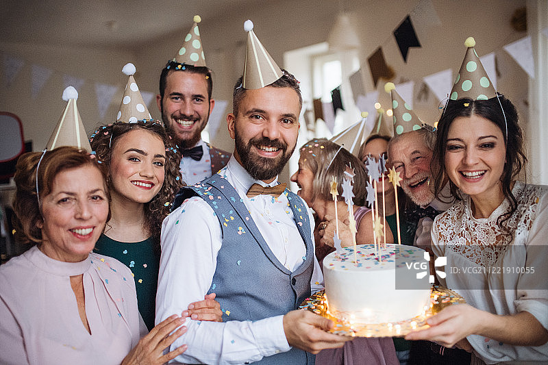 多代同堂的家庭室内生日派对图片素材