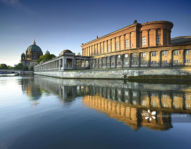 德国柏林博物馆岛上的老国家美术馆和倒影在施普雷河中的拱廊图片素材