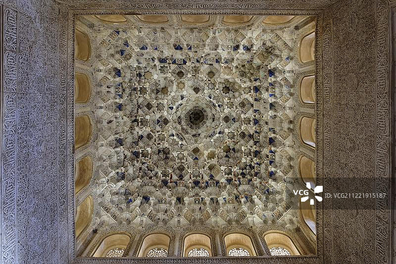 国王大厅精美天花板，位于西班牙安达卢西亚自治区格拉纳达图片素材