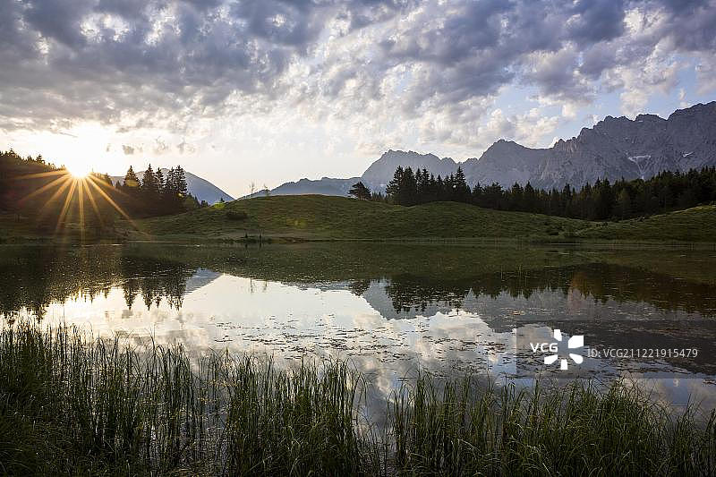 德国巴伐利亚米滕瓦尔德维尔德ensee的日出图片素材