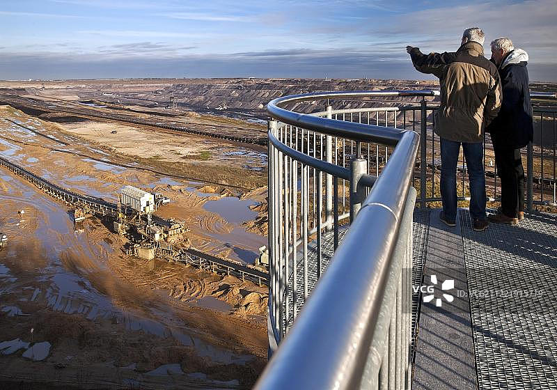 两个男人在Jackerath观景台上图片素材